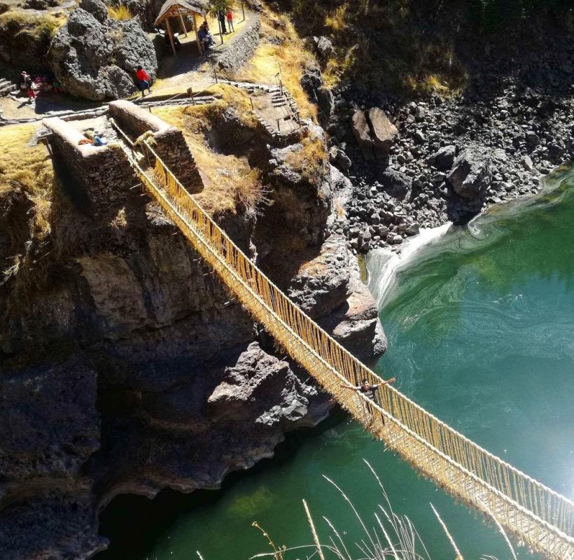 Vista-aerea-del-puente-inca-Qeswachaca